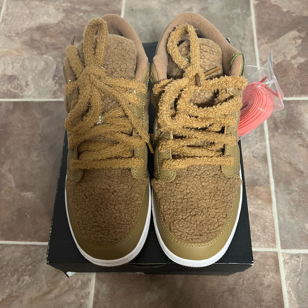 JORDAN 1 LOW UTL GS
"Teddy Bear"